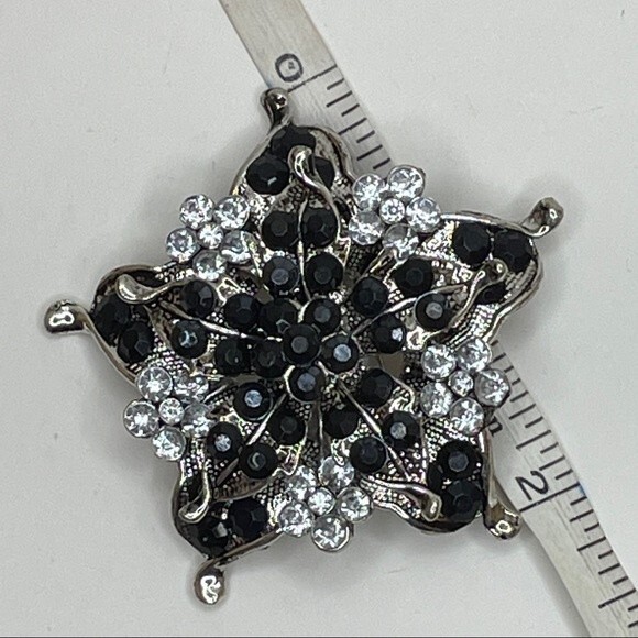 Fashion Jewelry Snowflake shaped Silver Tone Brooch with Black/Clear Cabochons - Picture 5 of 11